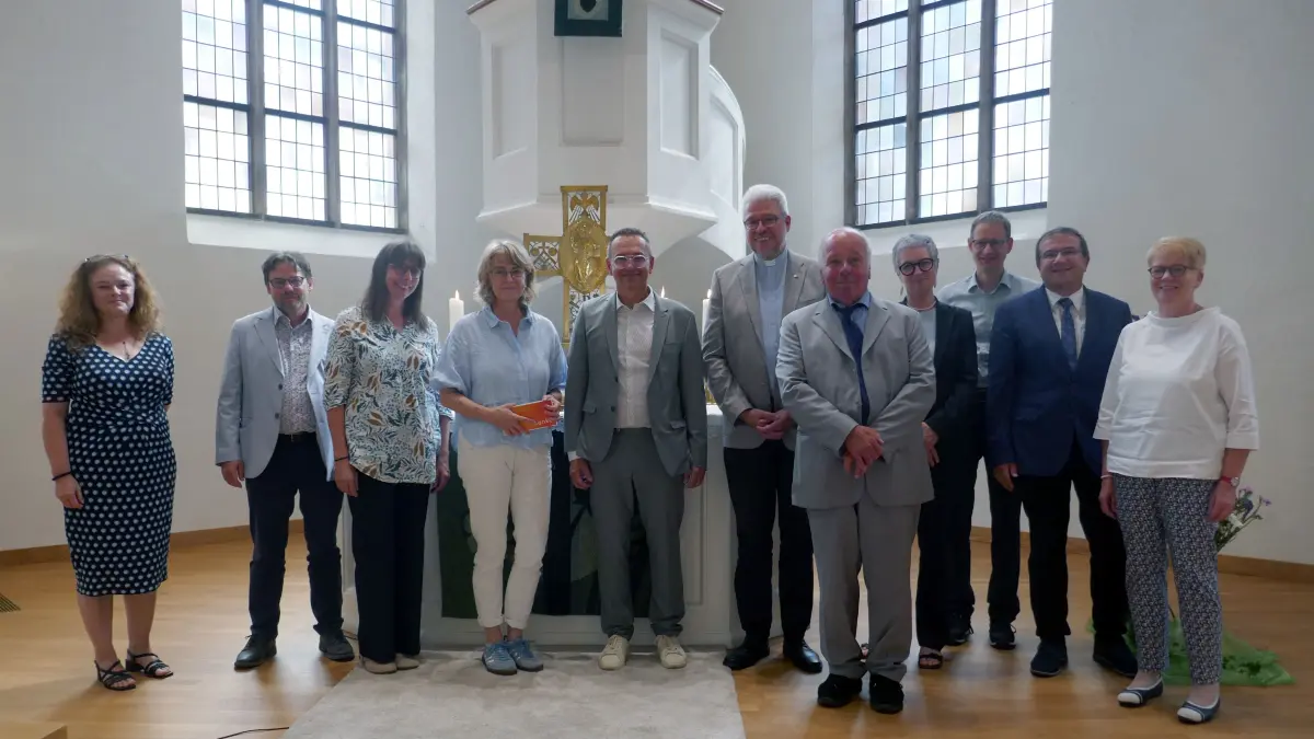 Mit einem festlichen Gottesdienst samt Diskussionsrunde wurde Schuldekan Hans Jörg Dieter (erste Reihe – fünfter von rechts) unter Mitwirkung von -von links- Carina Berger (Seminar Freudenstadt), Klemens Dieterle (Katholisches Schuldekanat), Simone Meng (Grundschule Aichhalden), Pfarrerin Magdalena Smetana, Karl Henne (Schulamt Rastatt), Prälat Markus Schoch, Oberkirchenrätin Carmen Rivuzumwami, Dekan Ulrich Dewitz, Dekan Andreas Streich und Schuldekanin Amrei Steinfort verabschiedet.