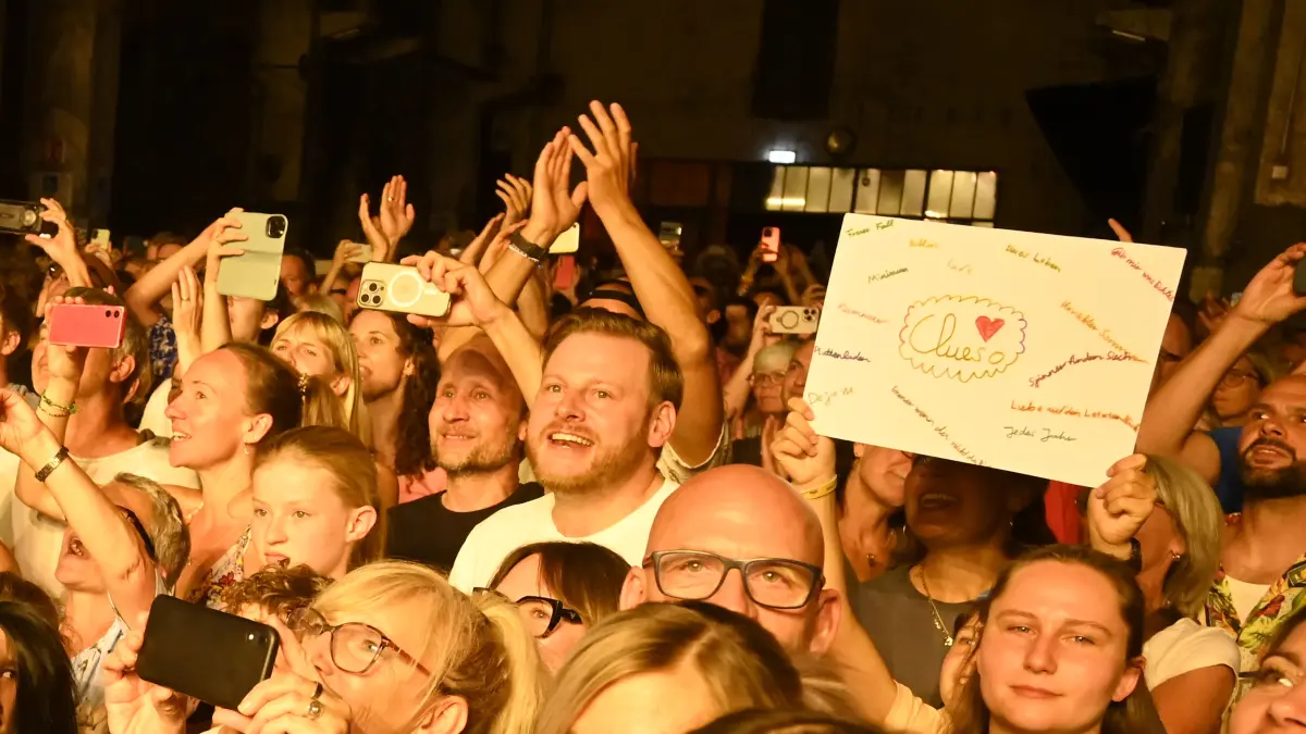 Was für ein Abend: Clueso und Band begeistern die Menge am Freitagabend im ausverkauften Kraftwerk.