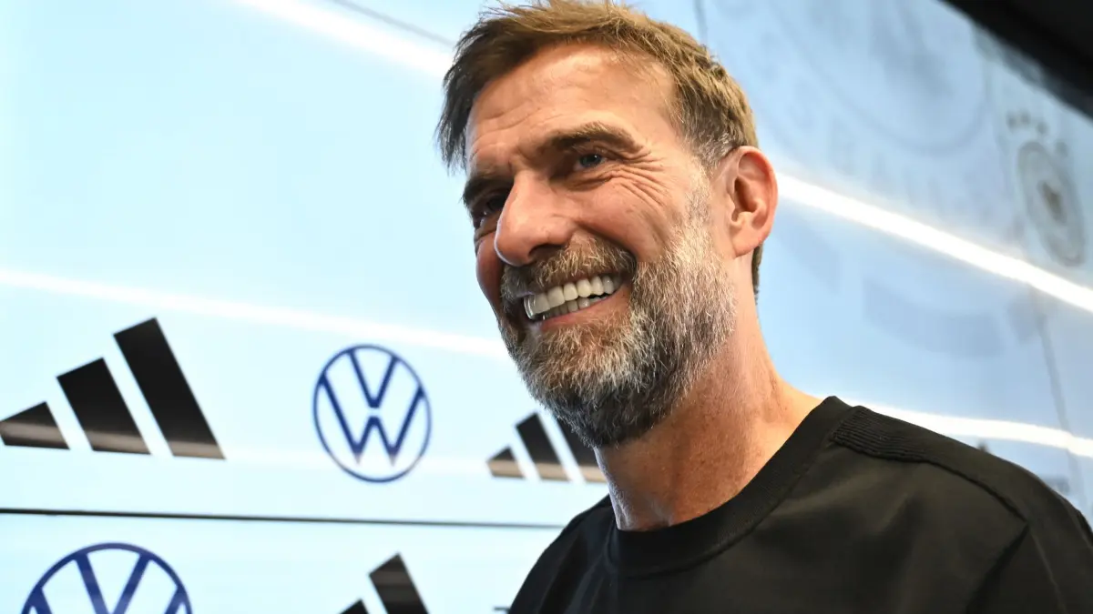 DFB-Pressekonferenz - Vorstellung neuer Bundestrainer: 24.07.2026, Hessen, Frankfurt/Main: Fußball, DFB, Nationalmannschaft, Pk zur Vorstellung des neuen Bundestrainers, Jürgen Klopp lächelt nach einer Pressekonferenz. Foto: Florian Wiegand/dpa +++ dpa-Bildfunk +++