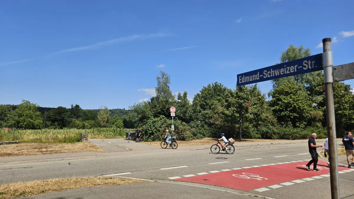 Von der Edmund-Schweizer-Straße fahren viele Schüler über die Römerstraße in den Radweg nach Nollingen. Eine sichere Radquerung ist hier aber nur schwierig umzusetzen.