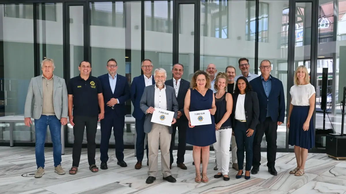 Blicken auf eine erfolgreiche vierte Lions-Night in Villingen(von links): Joachim Riegger und Roland Brauner (Lions Club Villingen), Jens Kapphahn (Lions Club Schwenningen), Thomas Bader (Volksbank eG), Stephan Maier (Katharinenhöhe), Erwin Koller (ahg), Maria Noce (Sternschnuppenbande/Hospiz Förderverein VS), Michael Steiger (Vertreter der Gastronomen), Sabine Rueß (Sternschnuppenbande/Hospiz Förderverein VS), Rainer Müldner, Gabriele Unverhau und Johannes Kromer (Lions VS Mitte), OB Jürgen Roth und Manuela Lachenmaier (Lions VS Mitte).