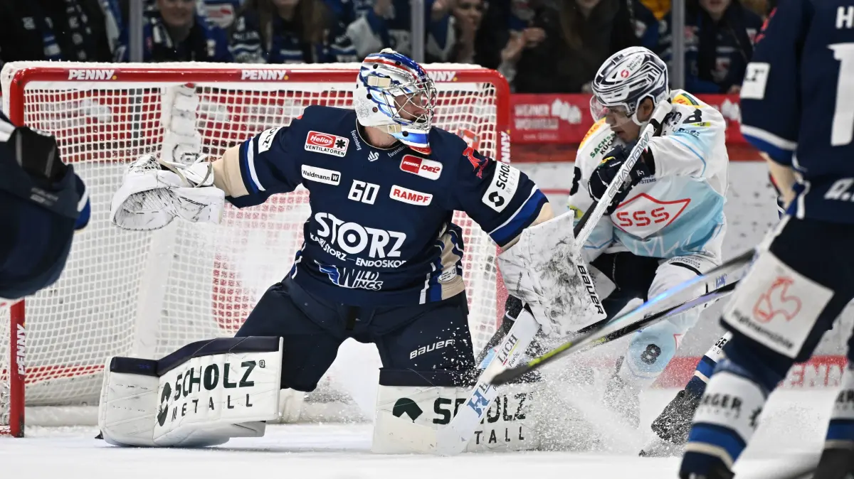 v.l.n.r. Joacim Eriksson Schwenninger Wild Wings Austin Ortega Dresdner Eisloewen Schwenninger Wild Wings gegen Dresdner Eisloewen, DEL, Hauptrunde, Spieltag 47, Saison 2025/2026, 20260301 Schwenninger Wild Wings gegen Dresdner Eisloewen DEL, Hauptrunde, Spieltag 47, Saison 2025/2026, 20260301 Schwenningen *** f l n r Joacim Eriksson Schwenninger Wild Wings Austin Ortega Dresdner Eisloewen Schwenninger Wild Wings vs Dresdner Eisloewen, DEL, Main Round, Matchday 47, Season 2025 2026, 20260301 Schwenninger Wild Wings vs Dresdner Eisloewen DEL, Main Round, Matchday 47, Season 2025 2026, 20260301 Schwenningen Copyright: xEibner-Pressefoto/SvenxLaeglerx EP_SVL