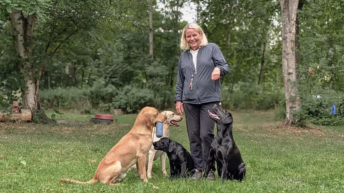 Julia Birk aus Donaueschingen verbringt ihr Leben seit ihrer Kindheit mit Hunden. Im Schlosspark betreibt sie ihre Hundeschule. Hier mit ihren Labradoren von links nach rechts Mr. Darcy, Pixie, Bess und Eden.