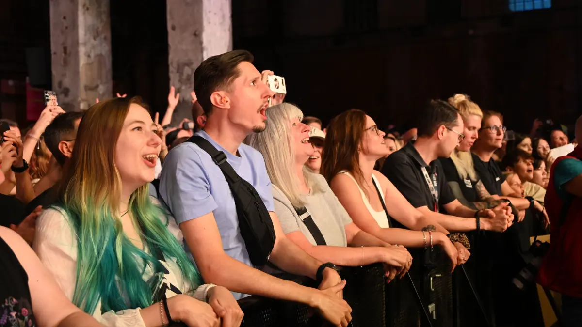 Was für ein Abend: Clueso und Band begeistern die Menge am Freitagabend im ausverkauften Kraftwerk.
