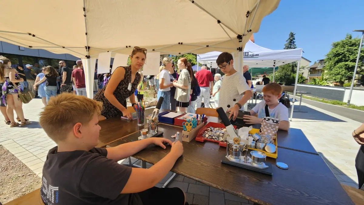 Beim Schulfest auf dem Roggenbach-Campus konnte an diversen Stationen gespielt und gebastelt werden, hier beim Button-Herstellen.