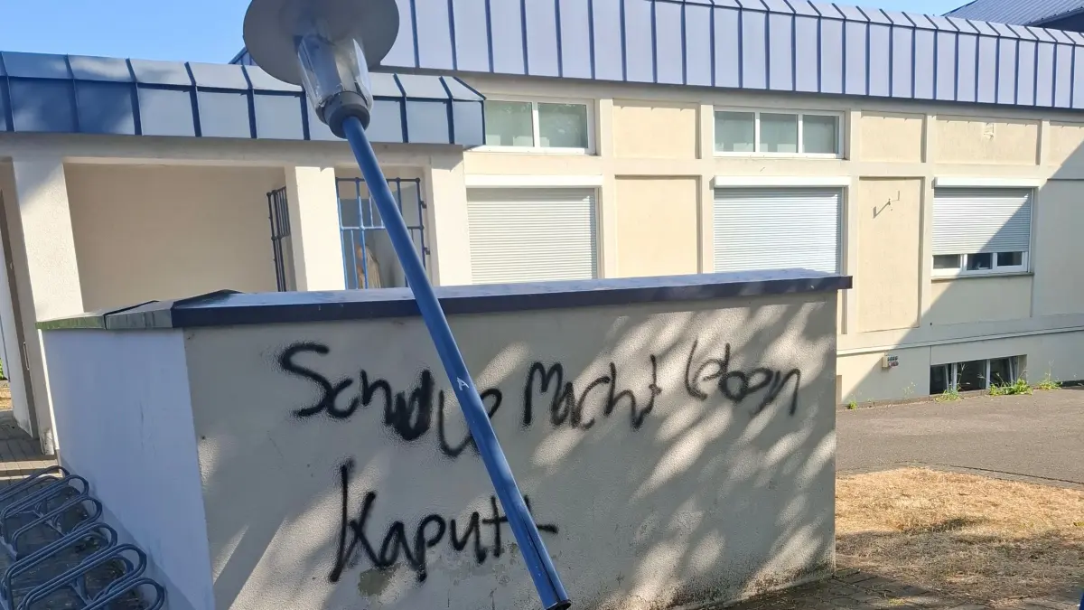 Die Laterne im Hof beschädigt, an der Wand ein Graffiti - auf dem Kirchengelände von St. Peter und Paul häufen sich die Schäden.