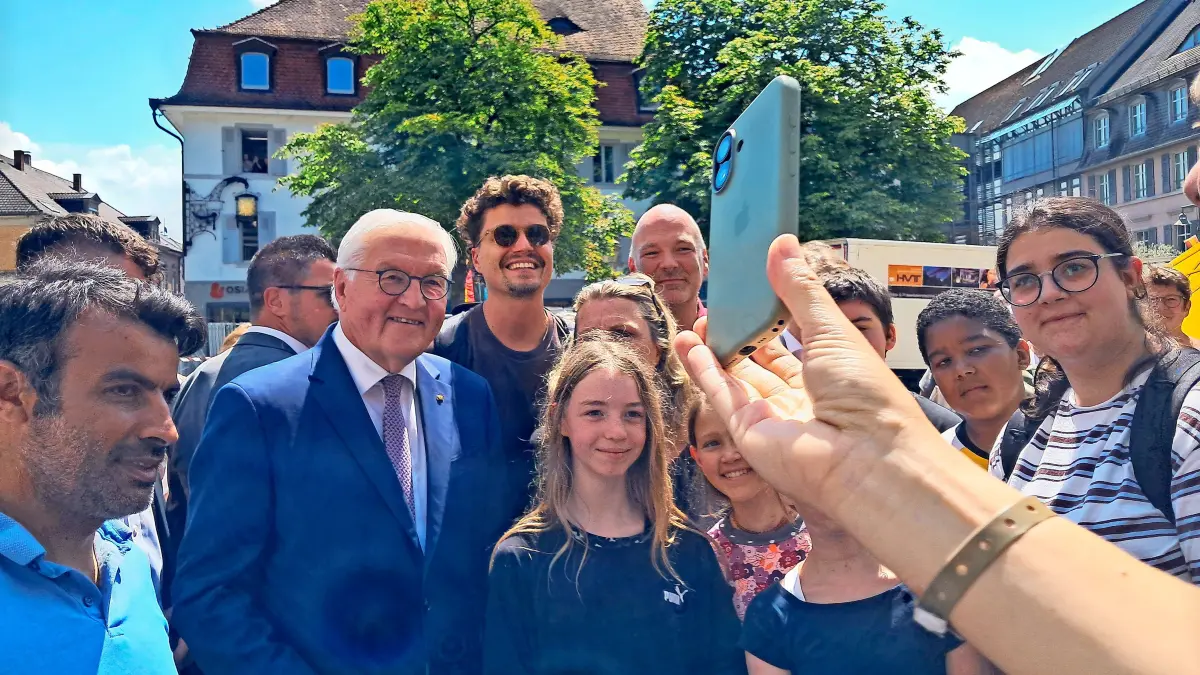 Selfies waren beim dreitägigen Besuch des Bundespräsidenten Frank-Walter Steinmeier in Lörrach heiß begehrt. Im Gemeinderat zog Oberbürgermeister Jörg Lutz eine positive Bilanz der Politiker-Visite.