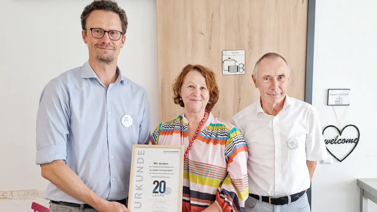 Tobias Maurer (von links), Präsident des Rotary Club Rottweil, Christine Trein, Regionalleiterin der Bruderhausdiakonie, und Heinz-Ludwig Giebel, Mitglied des Rotary Club Rottweil und Mitinitiator der Patenschaften