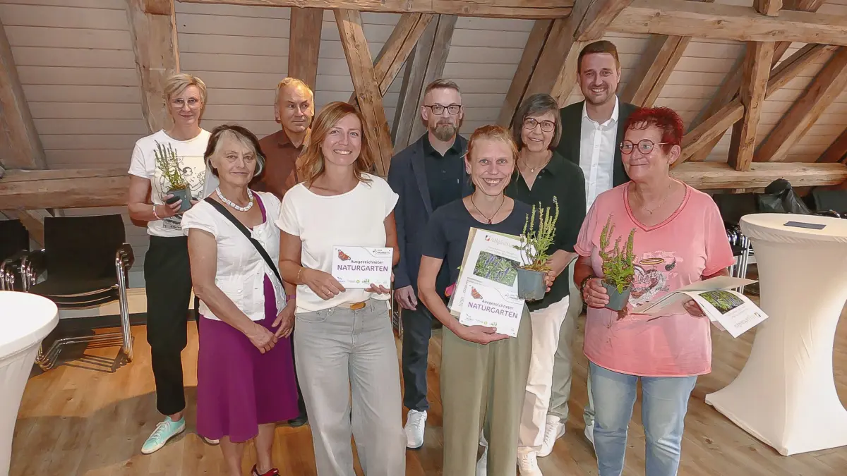 Die am Naturgartenwettbewerb beteiligten Verantwortlichen und Preisträger (von links): Simone Trautmann (Dritter Preis), Irene Schenzinger, Gerhard Bronner (beide UGS), Tanja Rosenthal (Erster Preis), Alexander Trieschmann, Katharina Winterhalder, Petra Herdlitshka (Sonderpreis, alle Mariahof), Bürgermeister Patrick Haas und Angelika Diekmann (Zweiter Preis).