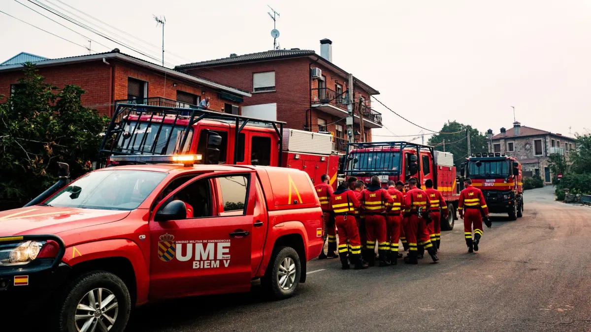 Brände in Spanien: 24.07.2026, Spanien, Burgohondo: Lkw der Militärischen Notfalleinheit (UME) stehen in Burgohondo. Das Feuer, das die Kapazitäten der Feuerwehrteams zur Eindämmung übersteigt, hat dazu geführt, dass Burgohondo, Navaluenga und El Tiemblo abgeriegelt wurden. Foto: Mateo Lanzuela/EUROPA PRESS/dpa +++ dpa-Bildfunk +++