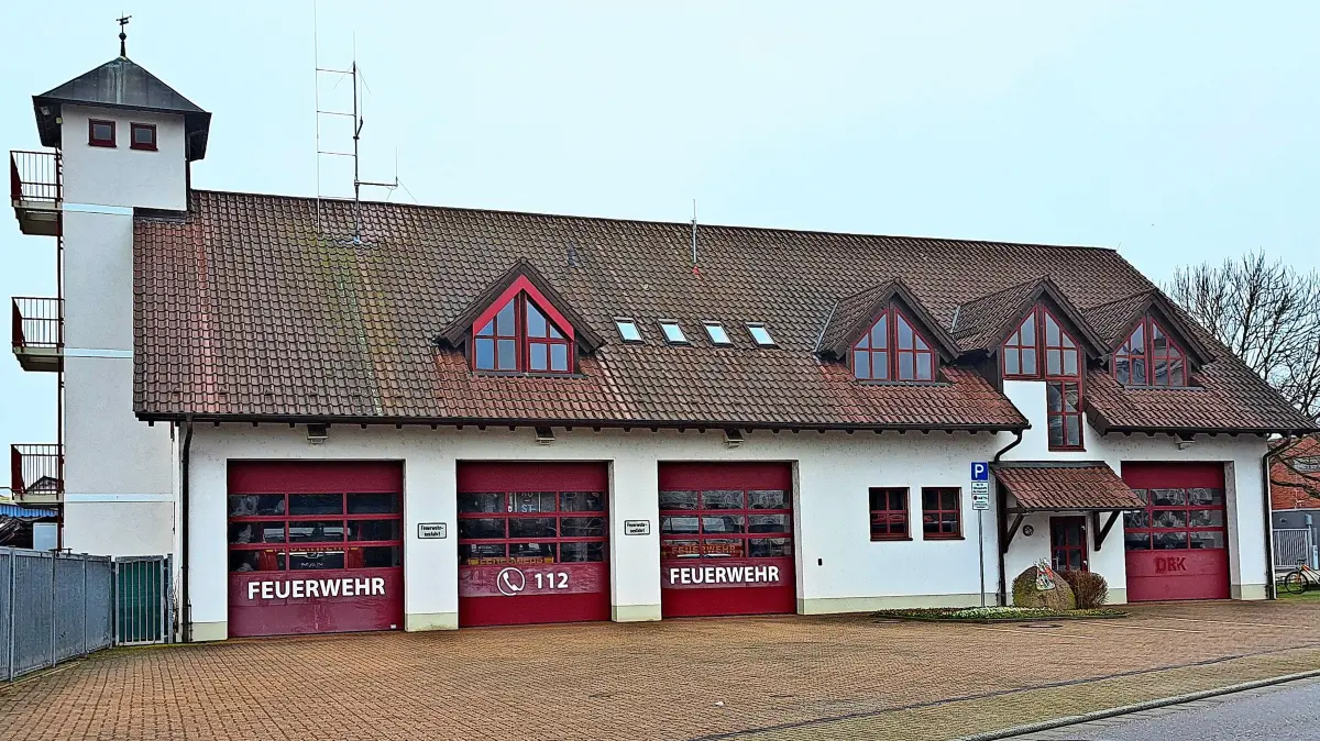 Das Ruster Feuerwehrgerätehaus soll umgebaut und erweitert werden. An die rechte Seite soll ein Anbau kommen.