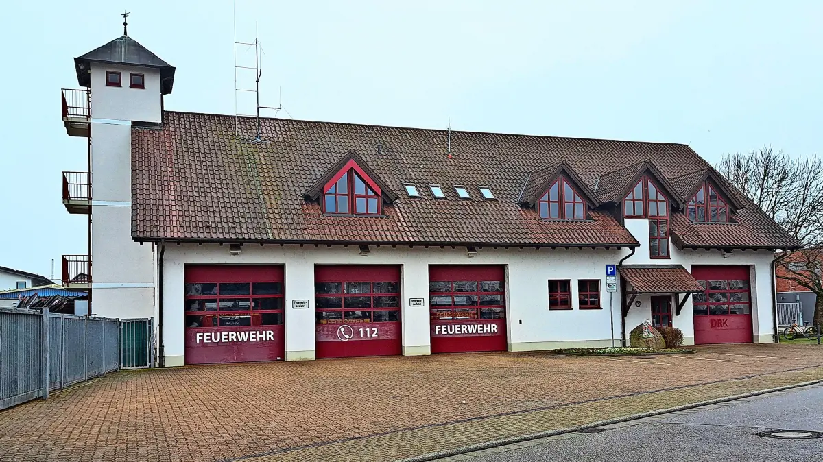 Das Ruster Feuerwehrgerätehaus soll umgebaut und erweitert werden. An die rechte Seite soll ein Anbau kommen.