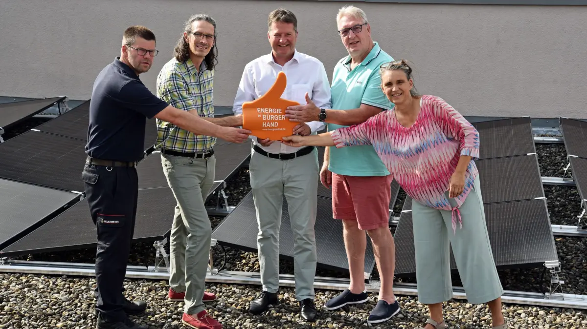 Bei der Besichtigung der PV-Module auf dem Dach des Feuerwehrhauses (von links): Feuerwehrkommandant Frank Brecht, Teckwerke-Vorstand Felix Denzinger, Bürgermeister Philipp Hahn und die Vertreter der Regionalgruppe Hechingen der Teckwerke, Rolf Ege und Almut Petersen.
