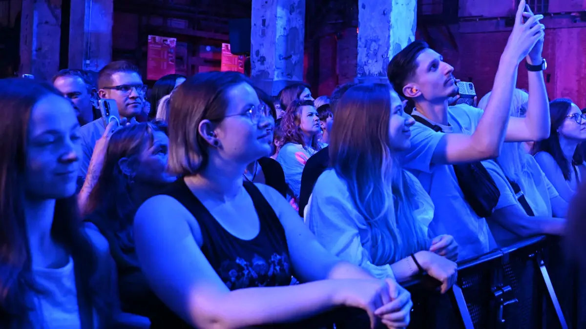 Was für ein Abend: Clueso und Band begeistern die Menge am Freitagabend im ausverkauften Kraftwerk.