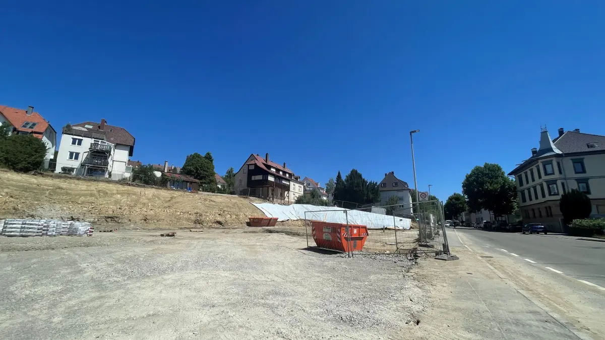 Nicht nur eines, sondern gleich zwei Mehrfamilienhäuser entstehen hier. Für das geplante Wohngebäude in zweiter Reihe kommt der Bauturbo zur Anwendung.