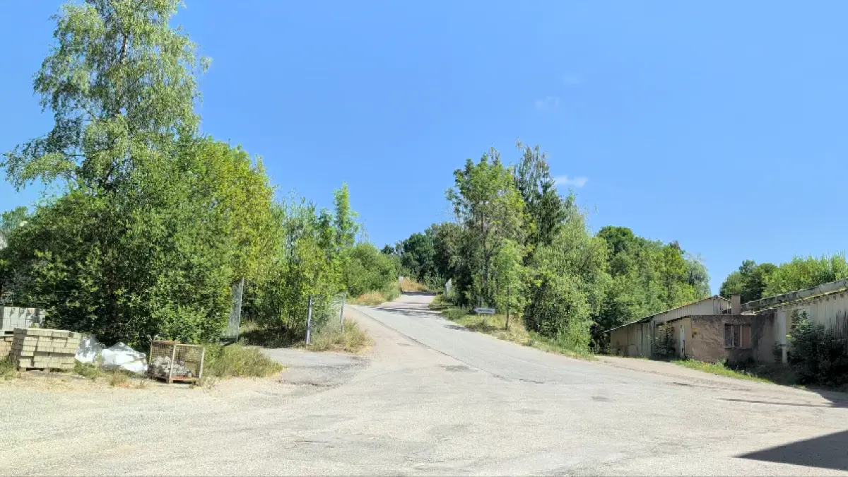 Vom Steinbruch wird eine neue Straße parallel zum Steinbruch bis zum neuen Gebiet „Kreuzäcker“ gebaut.