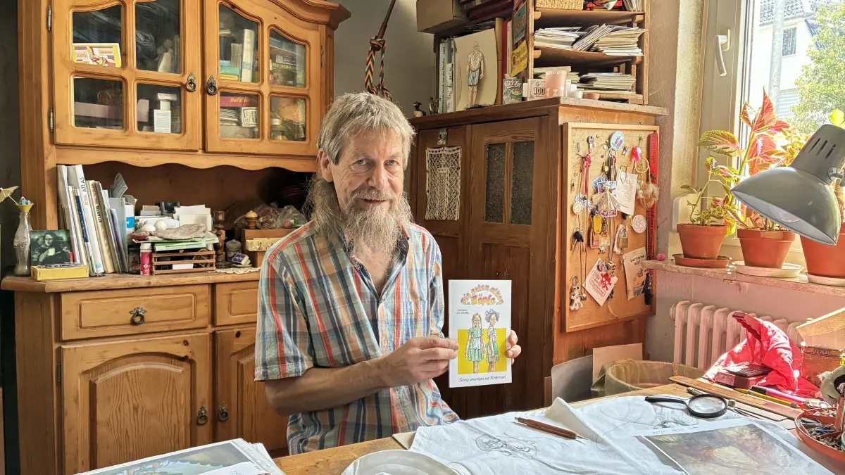 Gerhard Mauch auch bekannt als "Gischbl" mit seinem neuen Cartoonbuch "Die guten alten Zöpfe".