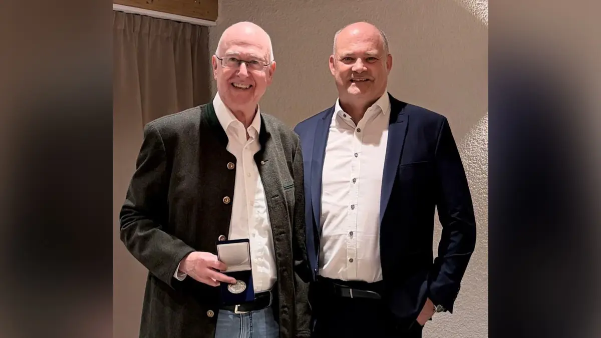 Stefan Teufel bedankt sich bei Wolf-Rüdiger Michel für dessen jahrzehntelanges Wirken und seinen großen Einsatz.