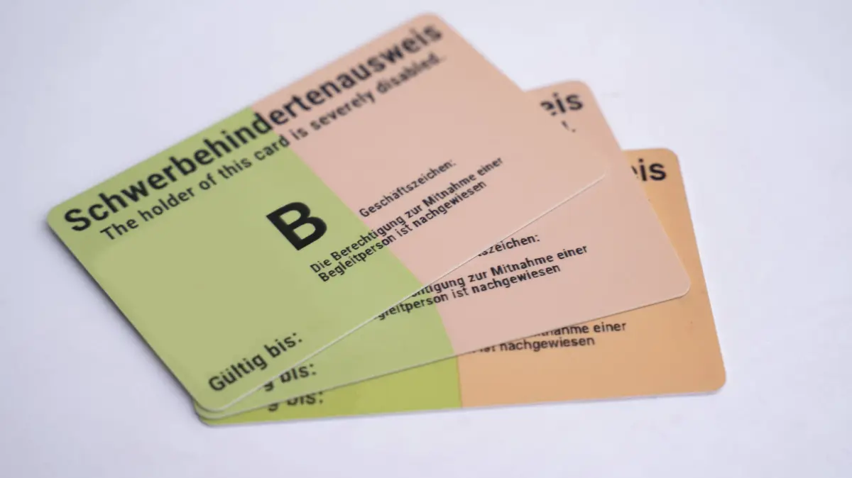 Schwerbehindertenausweis: Vorderansicht mit Merkzeichen B