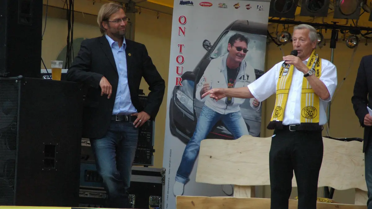 Meistertrainer Jürgen Klopp im Jahr 2011, als er beim Ehrenempfang in Glatten von seinem ehemaligen Jugendtrainer und Glattens Ehrenbürger Ulrich Rath den Ehrenteller der Gemeinde Glatten verliehen bekommt.