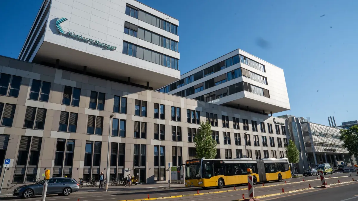 Nach Angriff auf eine Frau in Einkaufszentrum: 24.07.2026, Baden-Württemberg, Stuttgart: Blick auf ein Gebäude des Klinikums Stuttgart. Nach dem lebensgefährlichen Angriff auf eine Frau an ihrem Arbeitsplatz in einem Stuttgarter Einkaufszentrum soll der Tatverdächtige heute einem Haftrichter vorgeführt werden. Die Frau war mit Stich- und Brandverletzungen in ein Krankenhaus gekommen und wurde dort laut einem Polizeisprecher operiert. Foto: Enrique Kaczor/dpa +++ dpa-Bildfunk +++