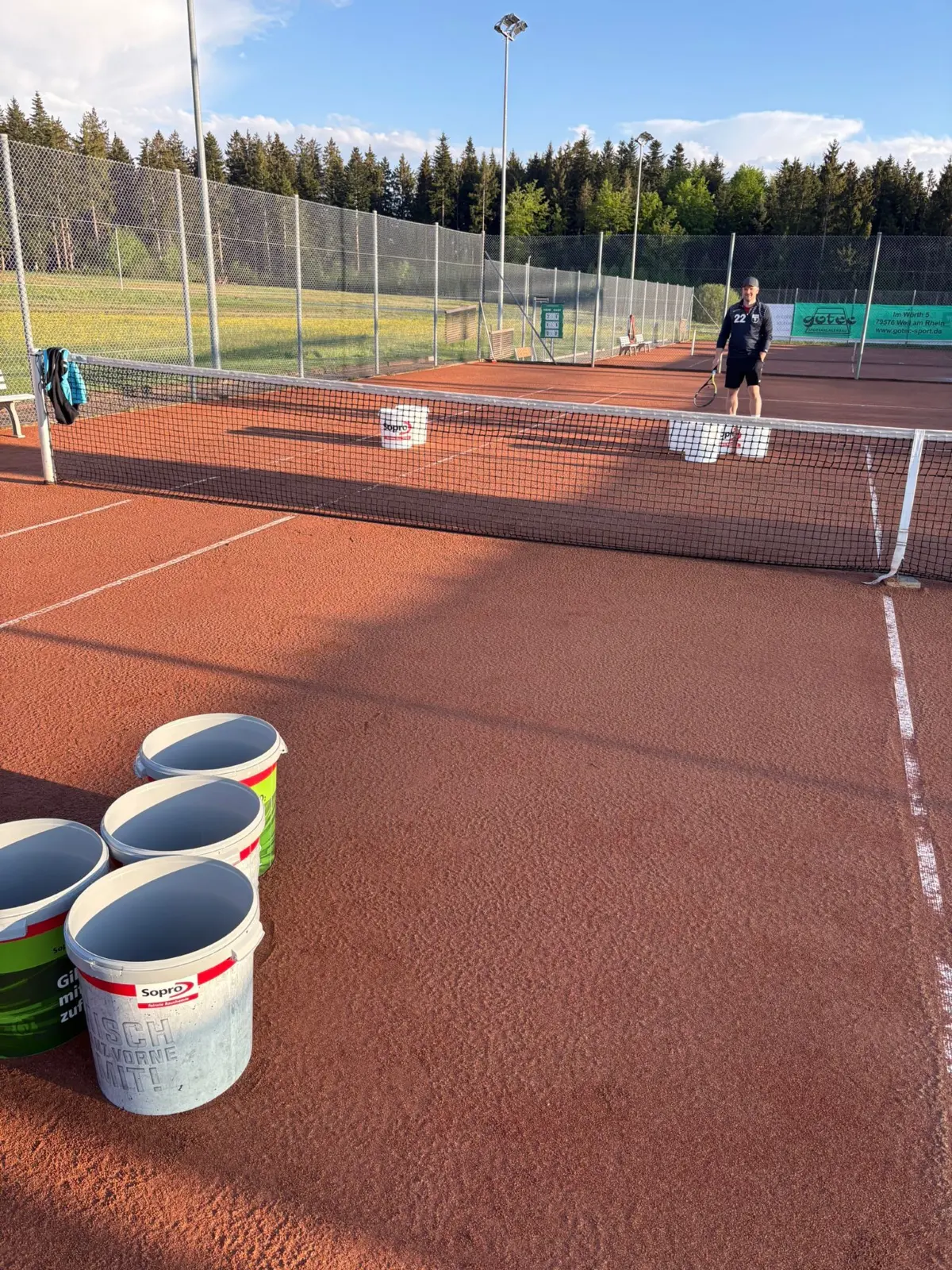 Macht riesig Laune und erfordert kein Tennis-Profi-Wissen: Beim großen Tennispong-Turnier am Samstag wird mit echten Tennisschlägern auf große Baueimer gezielt.