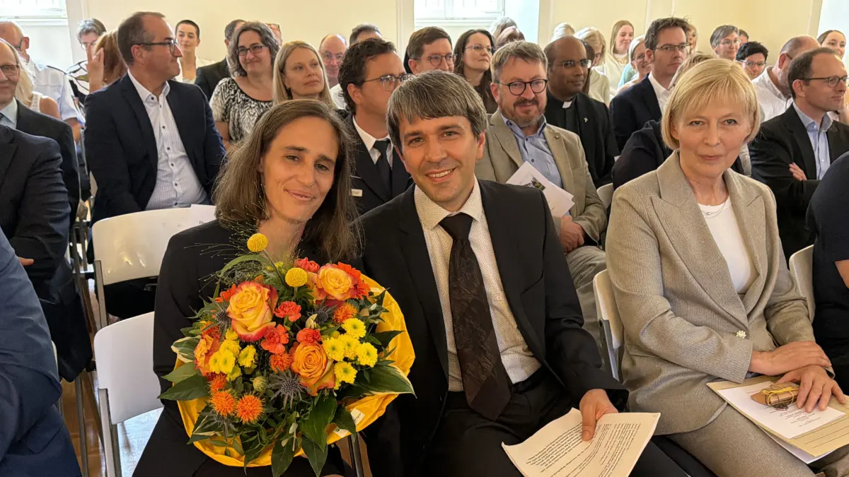 Marc Barunovic, neuer Direktor des Amtsgerichts Albstadt, mit Ehefrau Bärbel. Rechts von ihm Mechthild Weinland, die Präsidentin des Landgerichts Hechingen.
