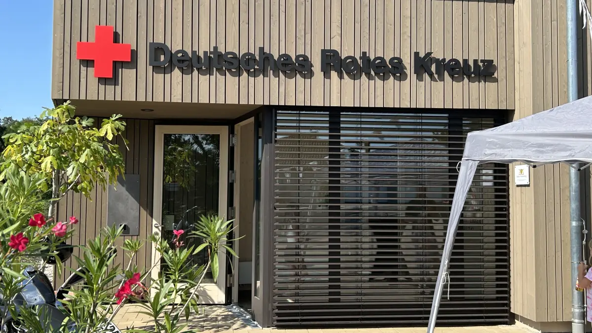 Die neue Arbeitsstätte der Rettungskräfte des DRK Ortenau direkt neben dem provisorischen Bestandsgebäude – einige der wenigen Gemeinsamkeiten zwischen den beiden Gebäuden