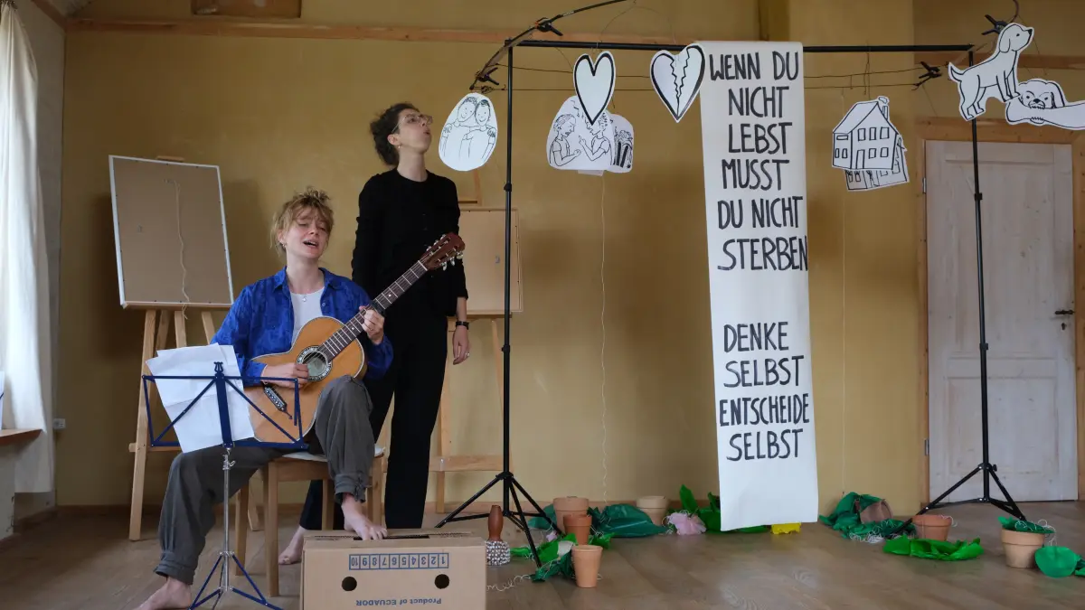 Das Elina Rommeley and Anna Riegner trat mit performativen Liedern im Tanzraum Raitbach auf.