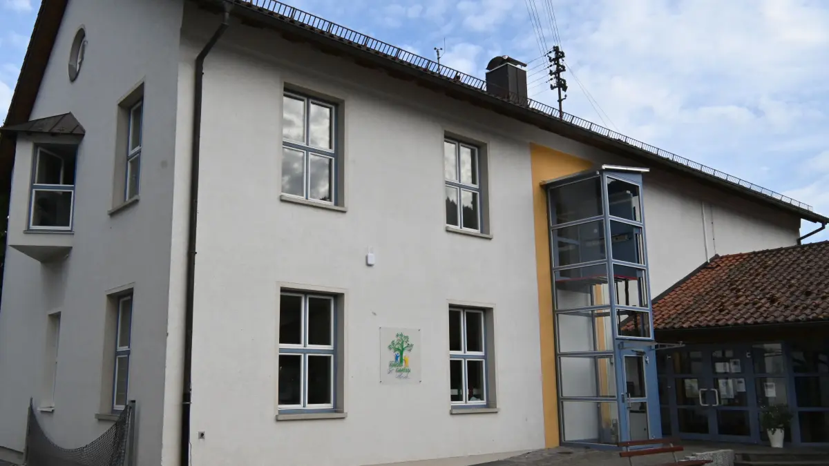 Die Elternbeiträge in Schenkenzells Kindergärten steigen in den kommenden zwei Jahren überproportional, weil in der Vergangenheit die längere Öffnungszeit gegenüber den Empfehlungen nicht berücksichtigt wurde und nun stufenweise angepasst werden soll.