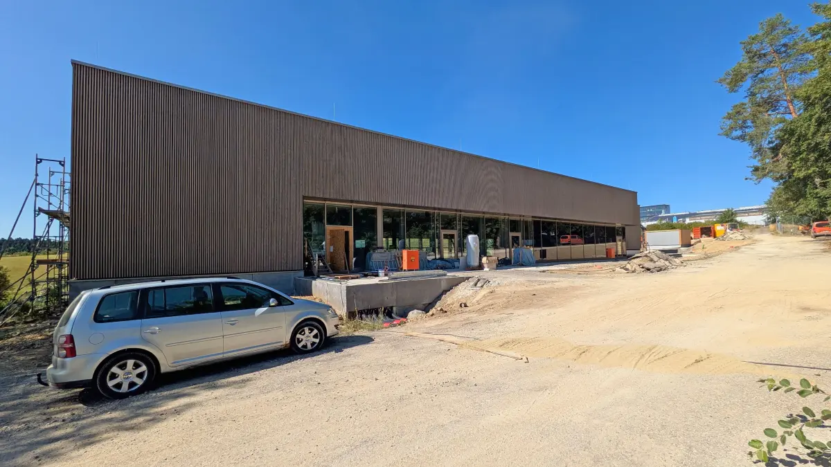 Die neue Zimmerner Dreifeldsporthalle bekommt den schlichten Namen „Sporthalle Zimmern“. Derzeit wird im Außenbereich mit Hochdruck gearbeitet.