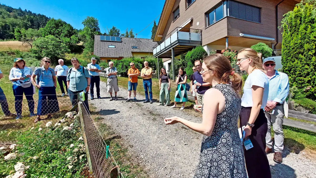 Fränze Stein (Dritte von rechts), Fachbereichsleiterin Bildung und Biodiversität im Naturpark, und Volksbank-Nachhaltigkeitsmanagerin Carina Mark (Zweite von rechts) erläuterten den Premierengästen das Konzept des Pfads.