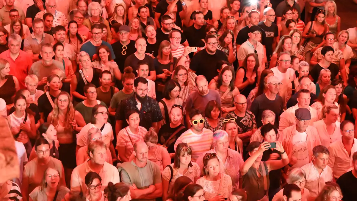 Was für ein Abend: Clueso und Band begeistern die Menge am Freitagabend im ausverkauften Kraftwerk.