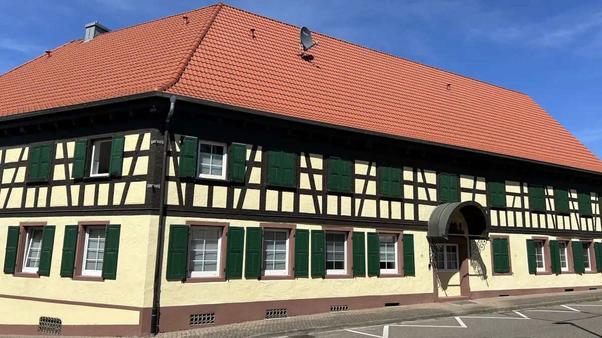 Investor Bernd Fäßler möchte neue Wohnungen im ehemaligen Gasthaus Löwen bauen und bekam die Unterstützung des Rates.