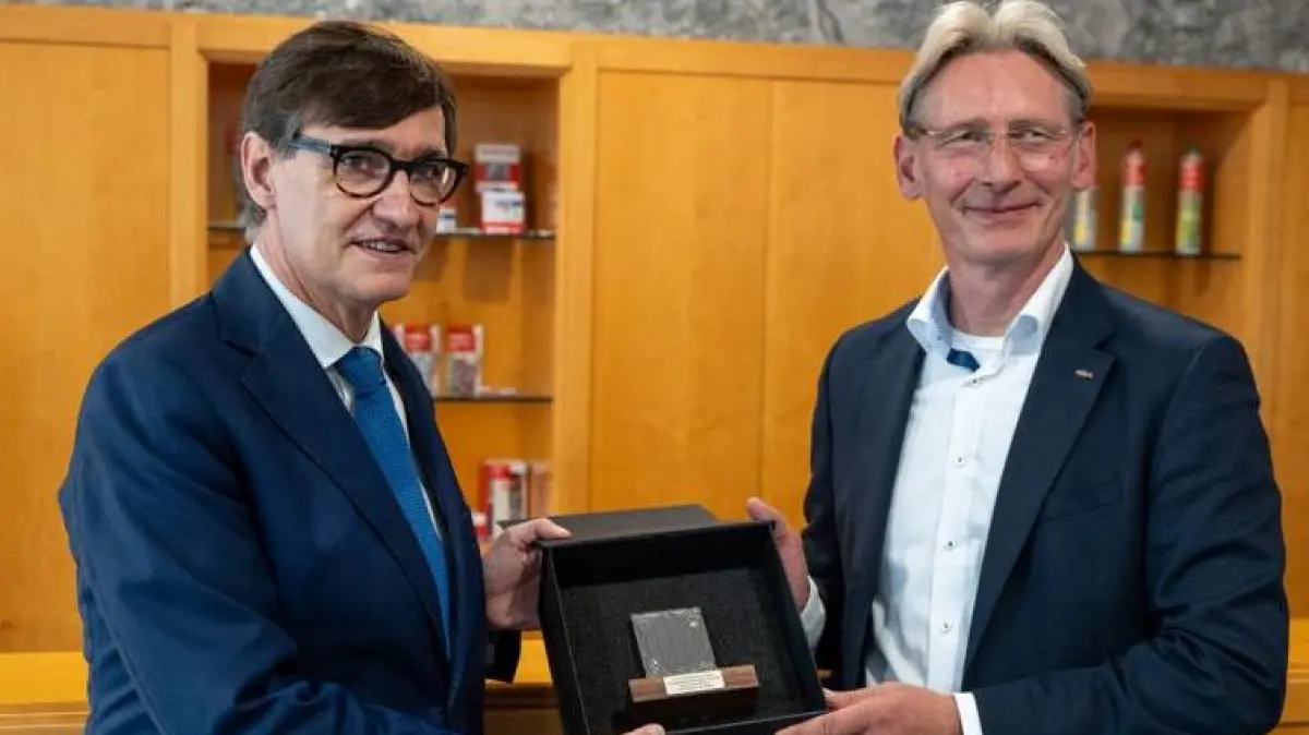 Salvador Illa (links), Präsident der Regionalregierung von Katalonien, und Alexander Bässler, Vorsitzender der Geschäftsführung der Unternehmensgruppe fischer, weihen gemeinsam das neue Logistikzentrum in Spanien ein.
