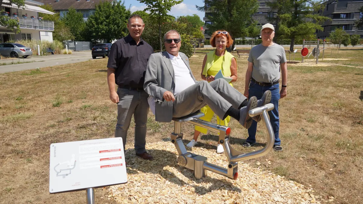 Oberbürgermeister Klaus Eberhardt, Patrick Pauli (Abteilungsleitung Stadtgrün & Umwelt) freuen sich gemeinsam mit der Vorsitzenden der Bürgerstiftung Cornelia Rösner und Dieter Leeb (Bürgerstiftung) über die gelungene Erweiterung des Bewegungsparcours im Herbert-King-Park anlässlich des 20-jährigen Jubiläums der Bürgerstiftung.