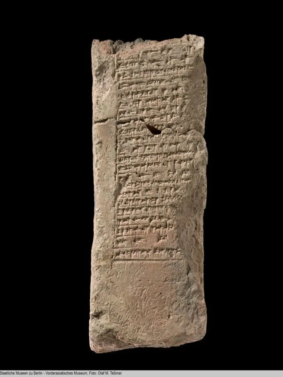 Ein Ziegelfragment von der Zikkurat (oder Ziqqurat) in Babylon mit der Inschrift des Königs Nebukadnezar II. aus dem sechsten Jahrhundert v. Chr..