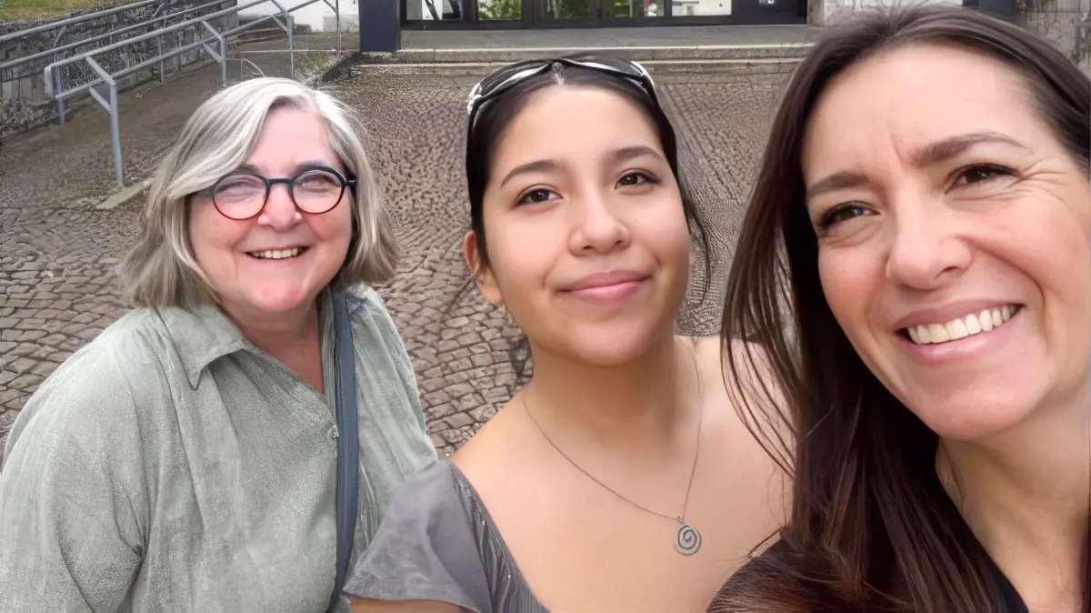 Bei ihrem Aufenthalt in Rottweil hat Bessie Torres (rechts) ein ganz besonderes Erlebnis berührt. Das schildert sie in Social Media. Mit auf dem Bild: ihre „Gastmutter“ Anette Schuler, und Anna, die Tochter von Bessie.