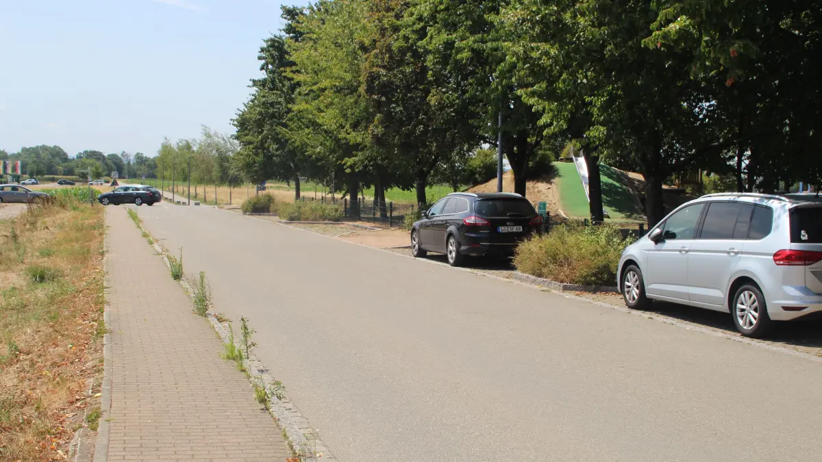 Die Parkplätze am Birkenweg werden demnächst einem Gehweg weichen.