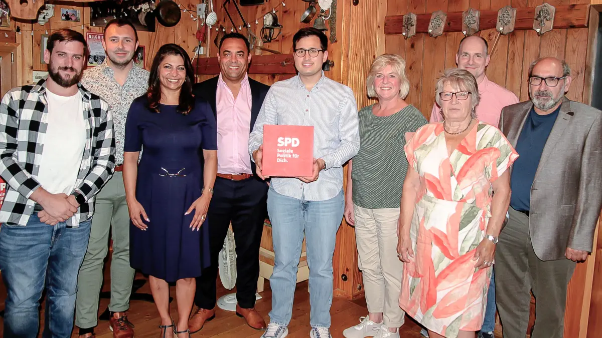 Mario Caraggin, Raphael D`Avis, Derya Türk - Nachbaur, Luis dos Santos, Mete Ünal, Kerstin Skodell, Angelika Person, Rolf Kunz und Ludwig Person bei der konstituierenden Sitzung des neuen SPD-Ortsvereins.
