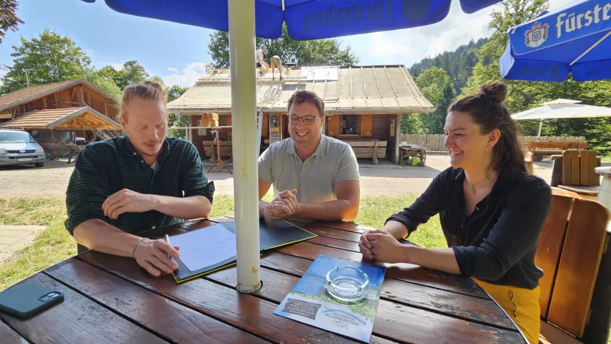 Bei der Unterzeichnung eines zunächst fünfjährigen Pachtvertrages für die Fischerhütte am Nonnenmattweiher: Konstantin Pauli, Bürgermeister Stefan Niefenthaler und Josepha Loreth. Das junge Paar übernimmt im fliegenden Wechsel am 5. August.