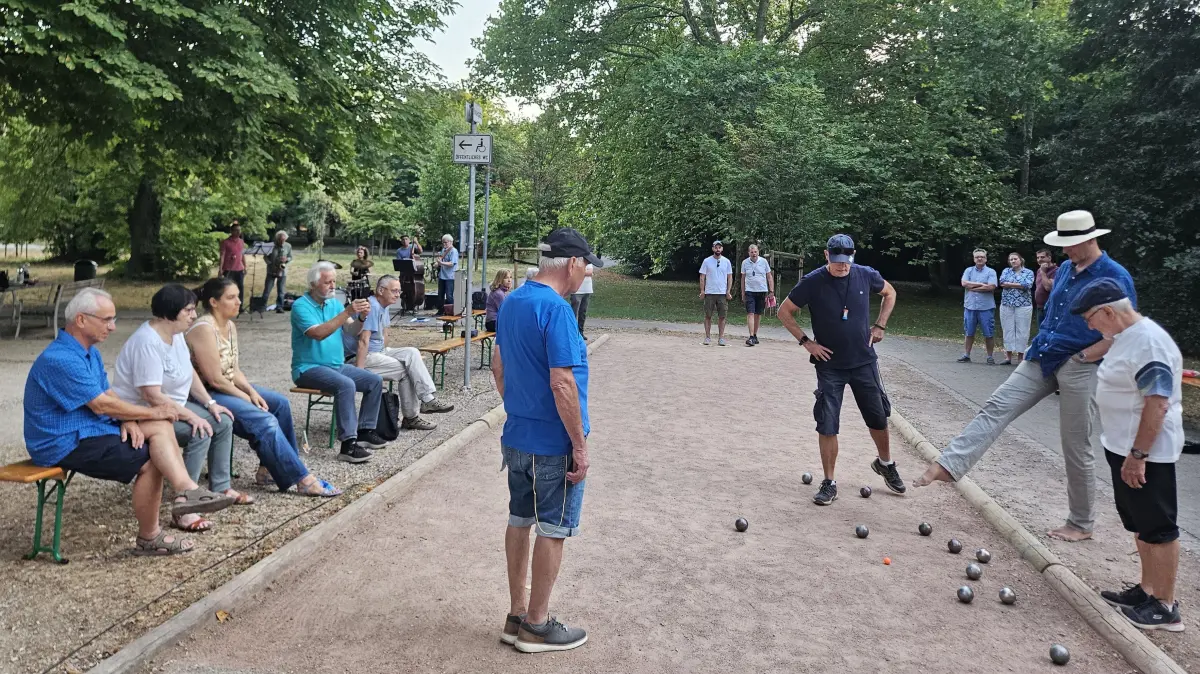 Kritische Blicke gab es bei der Auswertung der Spielrunden, während im Hintergrund die Poketband musikalisch begleitete.