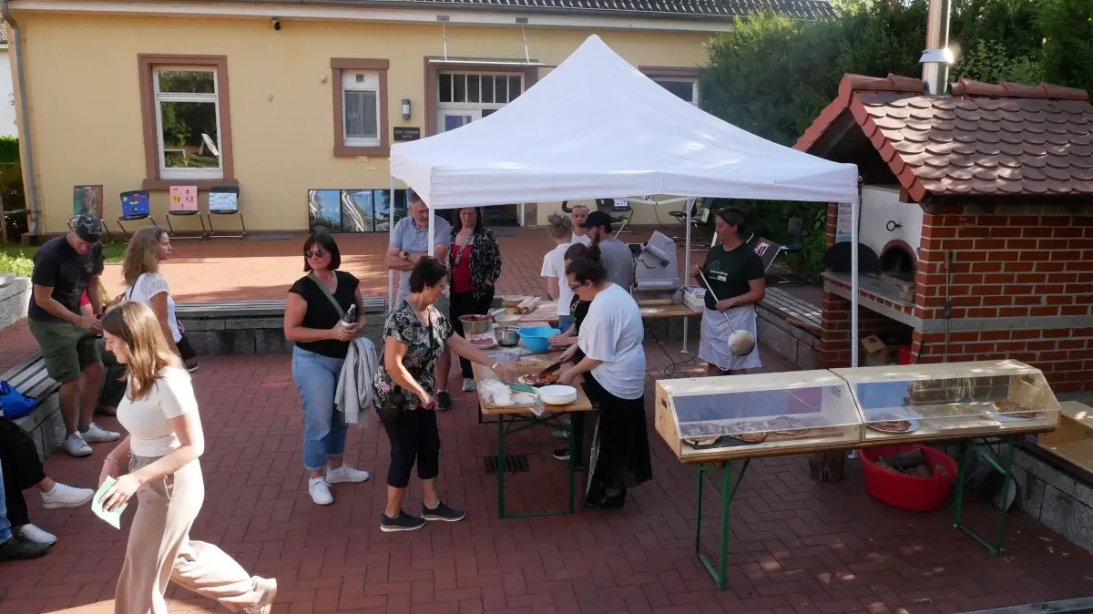 Betrieb am Steinofen - die frische Pizza schmeckte jedem.