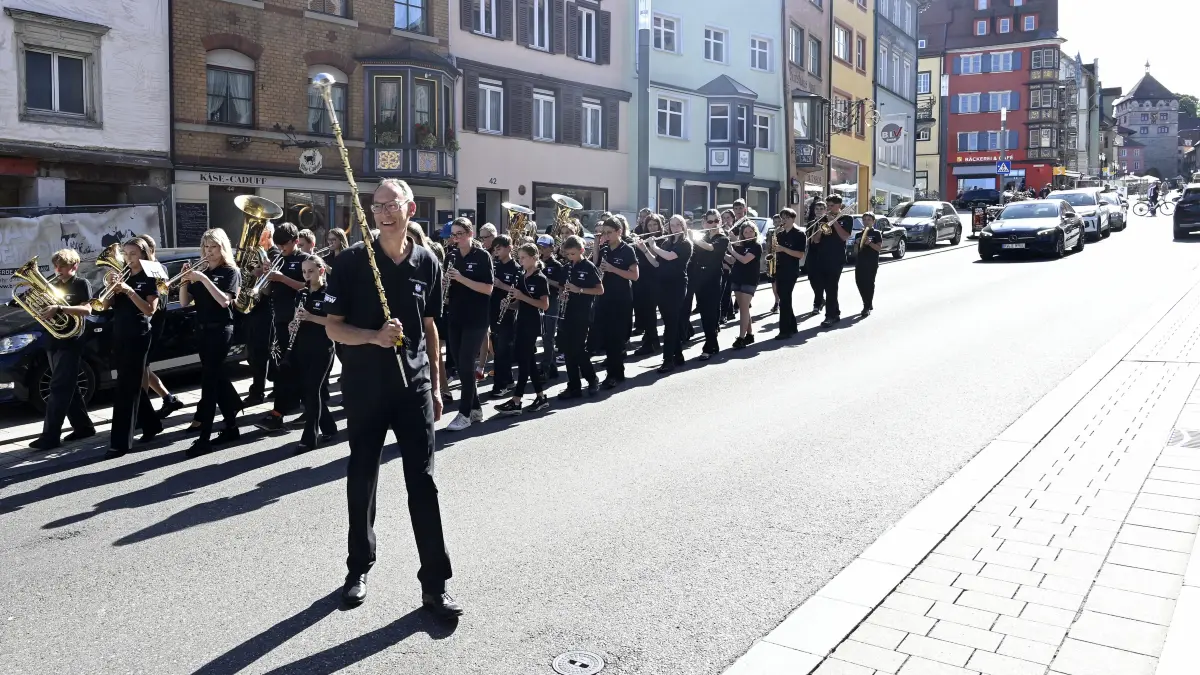 Die Jugendkapelle der Rottweiler Stadtkapelle übr am 24.07.2026 in der Rottweilker Innenstadt das Musizieren in Marschformation.