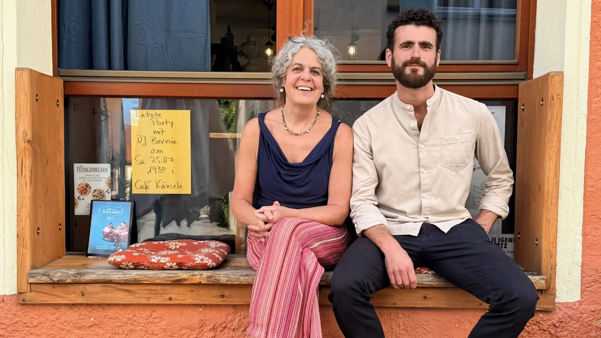 Bildunterschrift: Michaela Fricker freut sich, dass sie mit Valentin Löffler eine Nachfolge für ihr Café am Känzele gefunden hat.