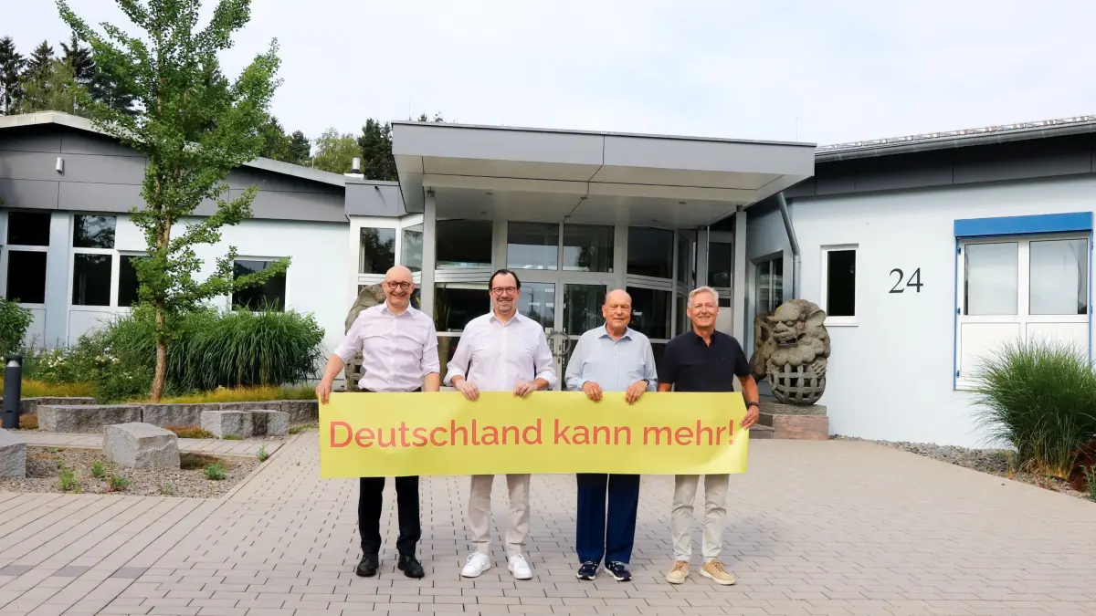 Vor der Firmenzentrale im Gewerbegebiet In der Lache in Schwenningen (von links): Marc Schott, Timo Schmidt, Geschäftsführer Thomas Jauch und Eberhard Heiser.