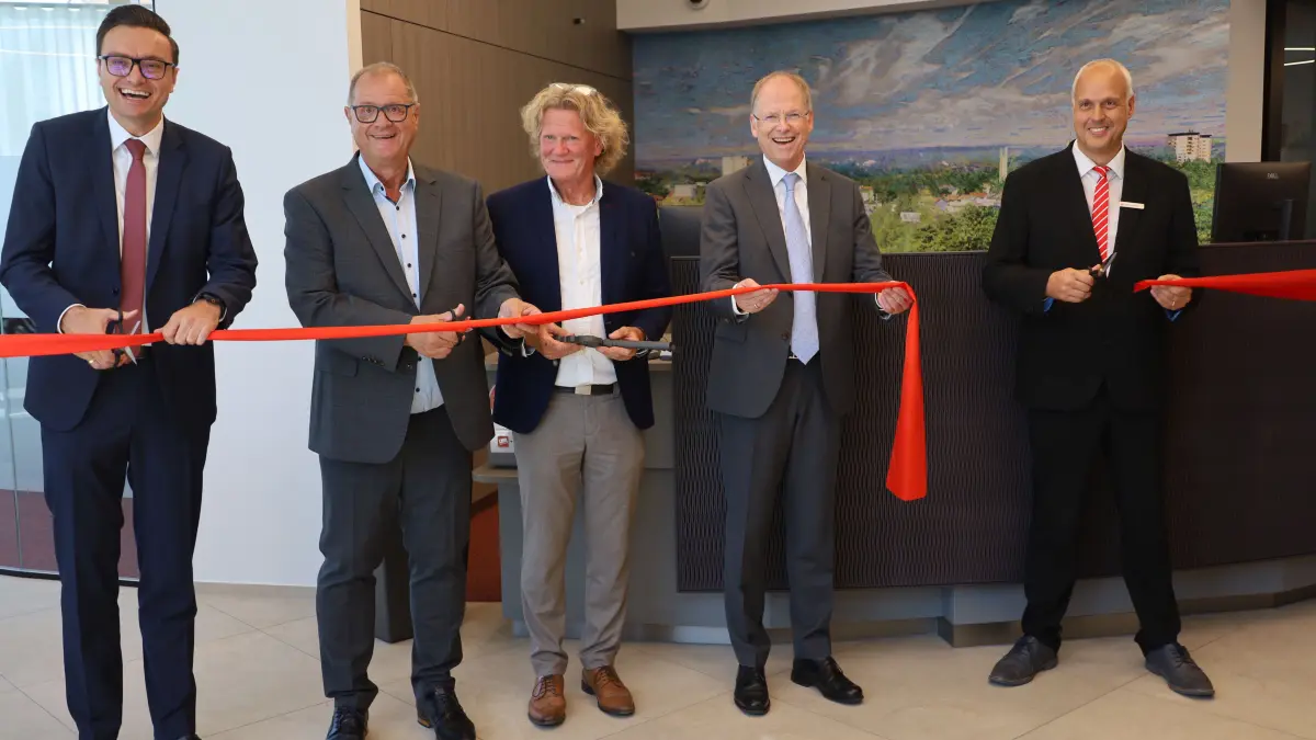 Florian Klausmann (Sparkassen-Vorstand), Oberbürgermeister Jürgen Roth, Joachim Müller, Arendt Gruben und Eugen Gutzweiler (von links) weihen die neue Sparkassen-Filiale in der Karlsruher Straße in Villingen ein.
