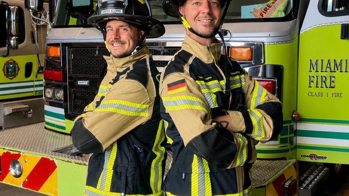 In Miami durften Dominik Kloppe (links) und Tim Messner bei einer 24-Stunden-Schicht der Feuerwehr mitfahren und -arbeiten.