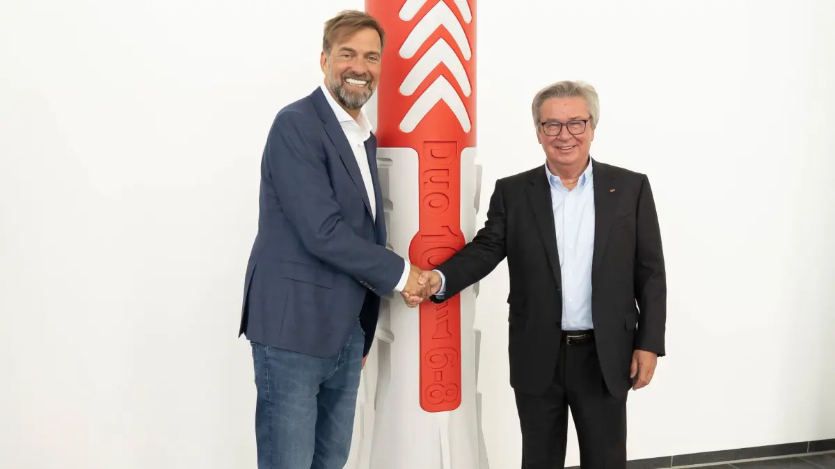 Enge Verbundenheit: Jürgen Klopp (links) und Klaus Fischer, Inhaber der Unternehmensgruppe Fischer.