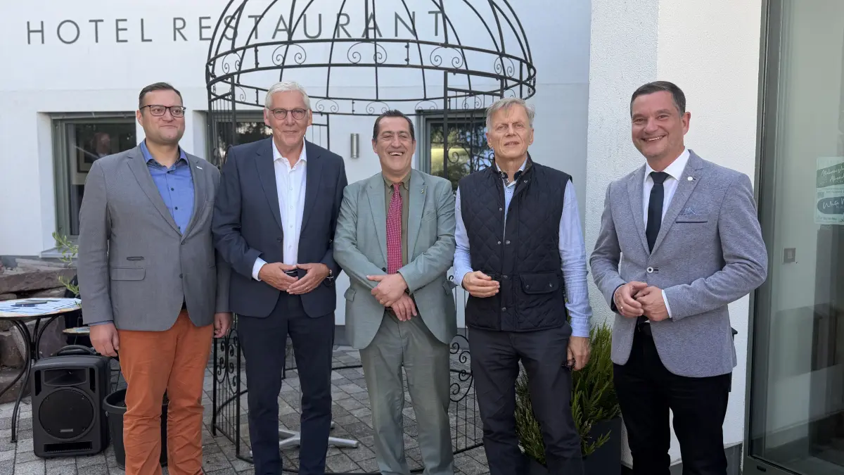 Auftakt für ein internationales Festival (von links): Marco Gauger, Bürgermeister von Bad Wildbad, Calws Landrat Helmut Riegger, der französische Generalkonsul Gaël de Maisonneuve, Intendant Jochen Schönleber sowie Bundestagsabgeordneter Klaus Mack stimmten sich auf dem Sommerberg auf das Rossini-Festival 2026 ein.